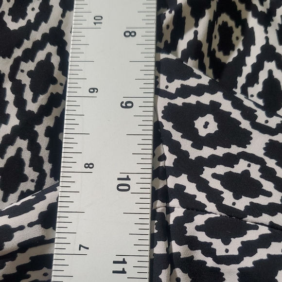 SPANX Black and White Bermuda Shorts with Geometric Pattern Size L - Picture 10 of 11